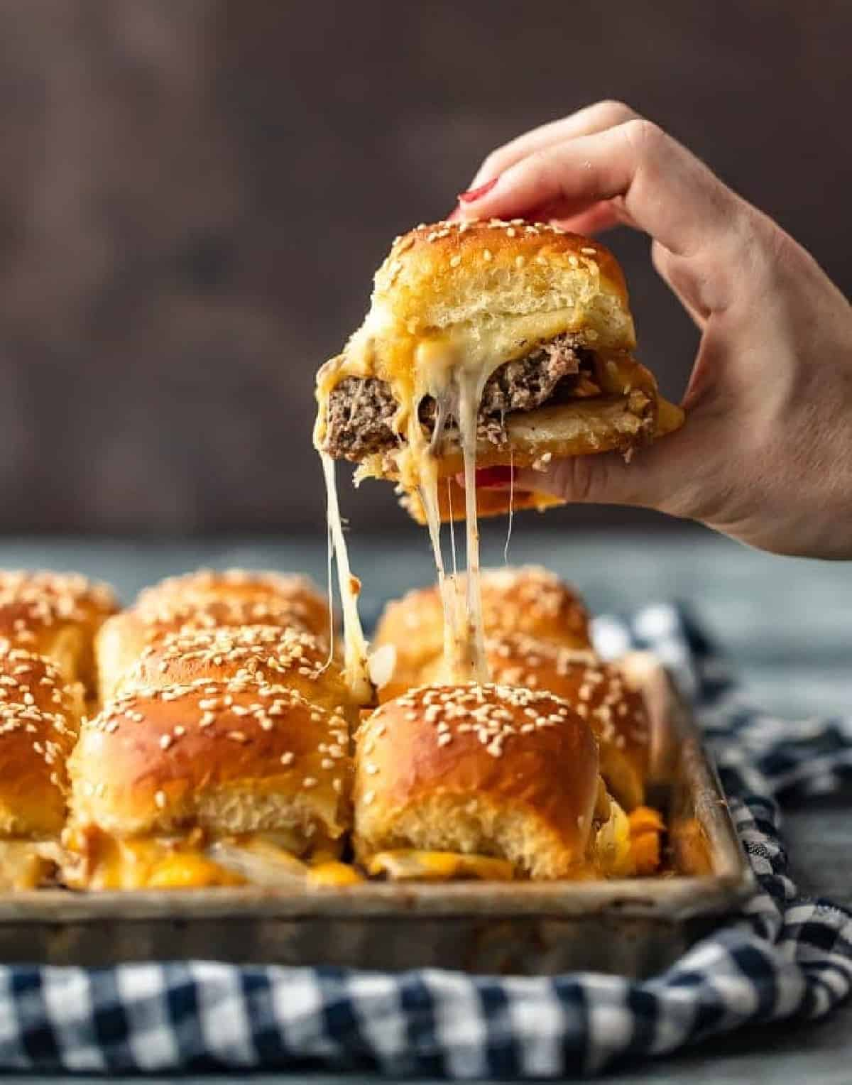 Juicy Cheeseburger Sliders Recipe (Quick, Cheesy & Crowd-Pleasing!) 🍔🔥